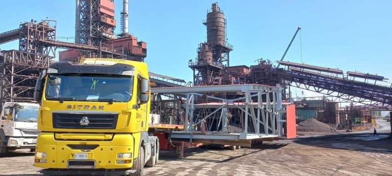 Plataforma en planta industrial